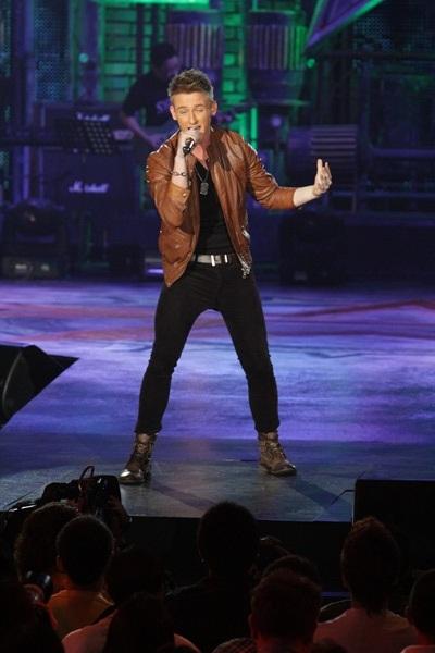 คริส The Star 9 กับลีลาร็อคสุดมันส์ ในเพลง เพลง "จิ๊จ๊ะ" Silly Fool