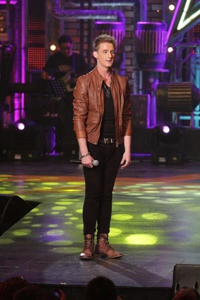 คริส The Star 9 ยืนตัวเกร็งรอฟังคอมเมนท์จากคณะกรรมการ