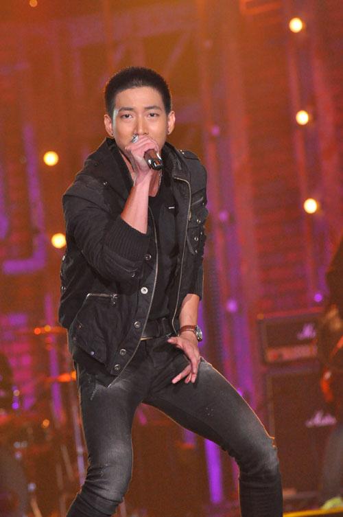 โตโน่ The Star 6 กับลีลาร็อคมันส์ๆ ในเพลงบ้าคิดถึง