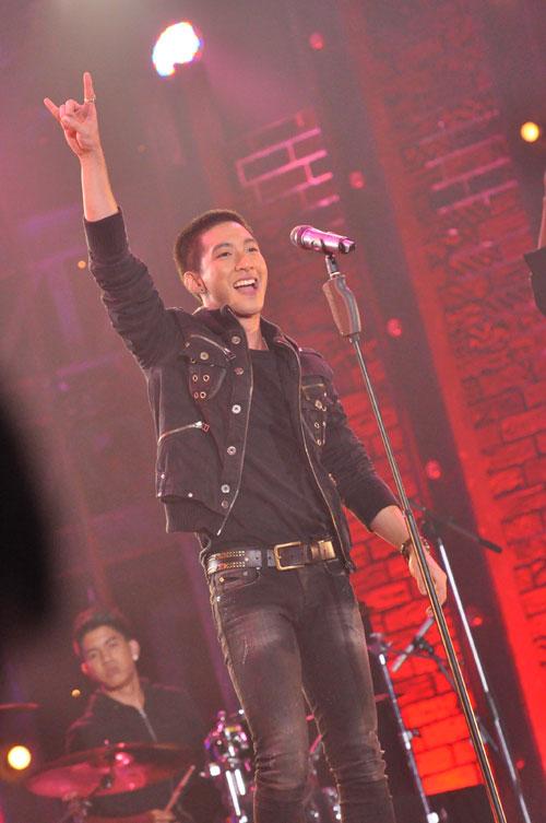 โตโน่ The Star 6 กับลีลาร็อคมันส์ๆ ในเพลงบ้าคิดถึง