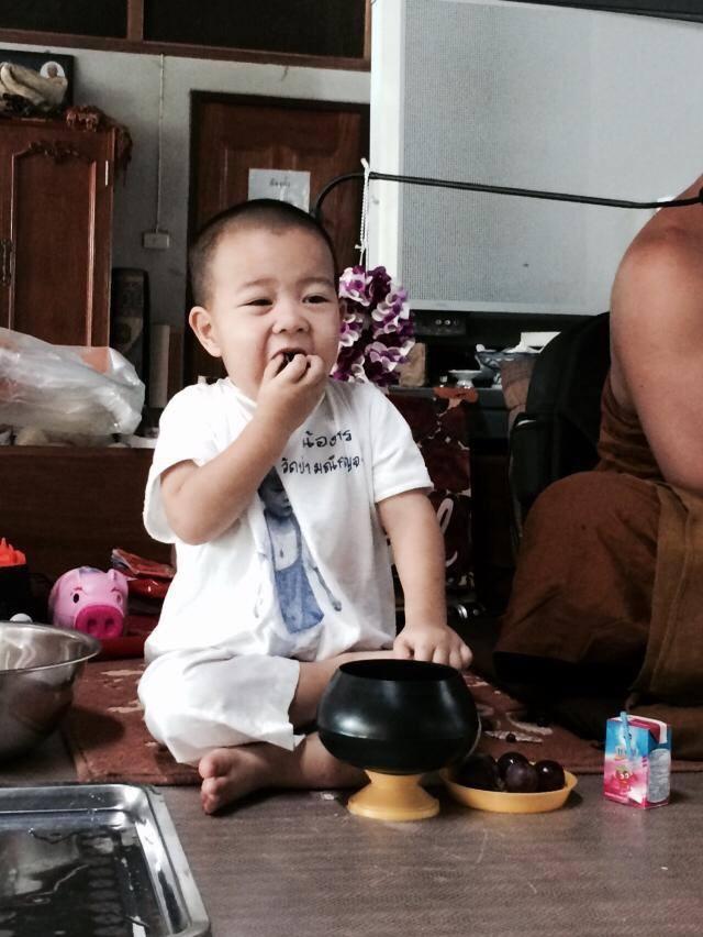 น้องกรณ์ กินองุ่น