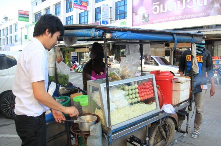 หนุ่มหล่อยอดกตัญญู ช่วยพ่อแม่ขายส้มตำ