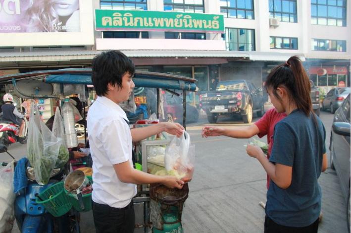 หนุ่มหล่อยอดกตัญญู ช่วยพ่อแม่ขายส้มตำ