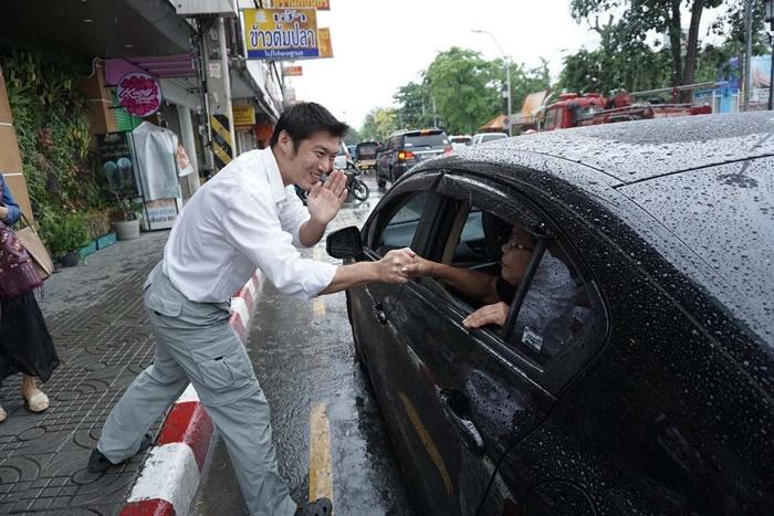 ธนาธร จึงรุ่งเรืองกิจ