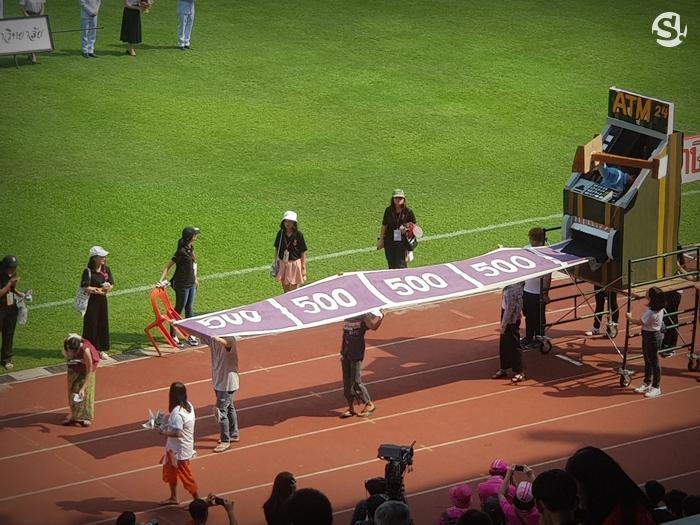 พาเหรดล้อการเมืองงานฟุตบอลประเพณีจุฬาฯ-ธรรมศาสตร์ครั้งที่ 73