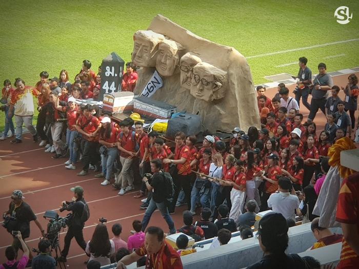 พาเหรดล้อการเมืองงานฟุตบอลประเพณีจุฬาฯ-ธรรมศาสตร์ครั้งที่ 73