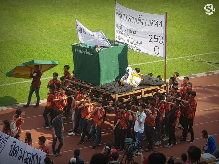 พาเหรดล้อการเมืองงานฟุตบอลประเพณีจุฬาฯ-ธรรมศาสตร์ครั้งที่ 73