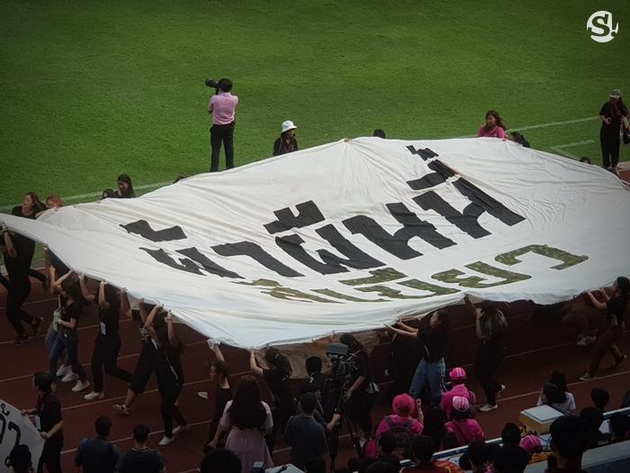 พาเหรดล้อการเมืองงานฟุตบอลประเพณีจุฬาฯ-ธรรมศาสตร์ครั้งที่ 73