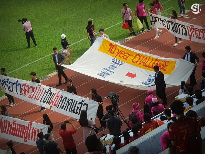 พาเหรดล้อการเมืองงานฟุตบอลประเพณีจุฬาฯ-ธรรมศาสตร์ครั้งที่ 73