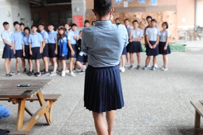 ให้นักเรียนชายสวมกระโปรงมาเรียน 