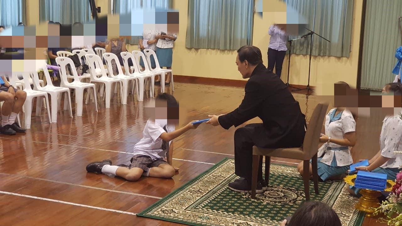 ให้นักเรียนก้มกราบเจ้าของโรงเรียน 