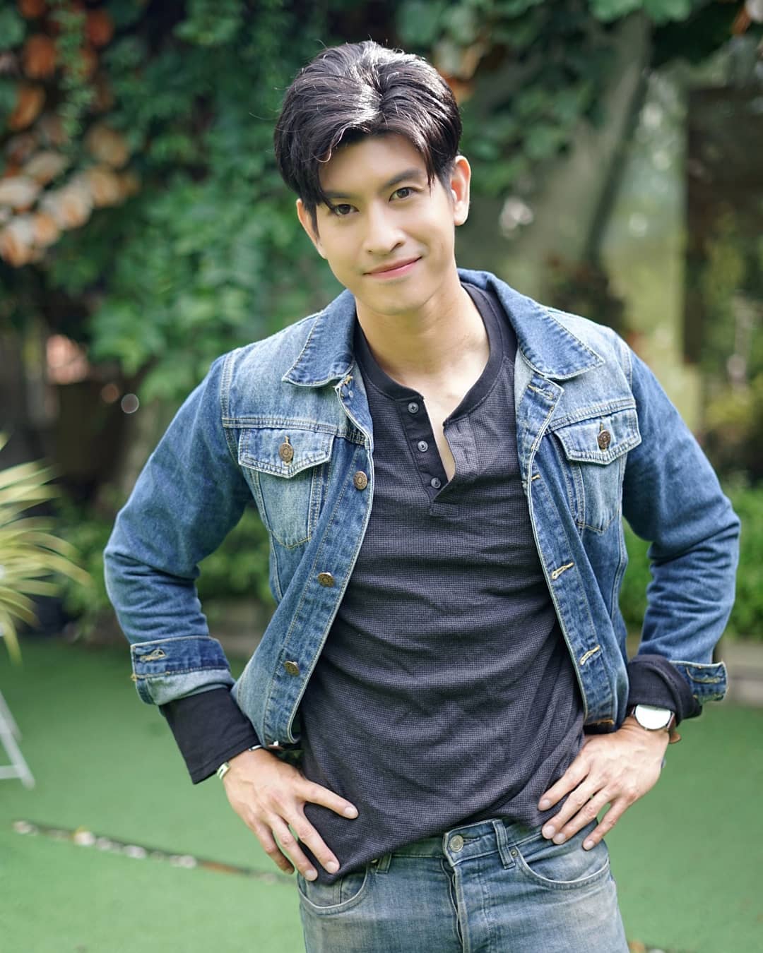 ละคร โอป้าลำซิ่ง 2568 เมื่อแสงสีเสียงของเมืองหลวงเริ่มจางหายไป "เดชชนะ" นักร้องป๊อปผู้เคยโด่งดังต้องกลับคืนสู่บ้านเกิดในแดนอีสานที่เขาจากมา ไม่ใช่ในฐานะซุปตาร์ แต่ในฐานะความหวังสุดท้ายของวงหมอลำเก่าแก่ที่กำลังจะล่มสลาย ท่ามกลางเสียงแคนโหยหวนและฝุ่นควันแห่งความทรงจำ การมาถึงของ "เอกนรี" สาวเมืองกรุงผู้เต็มไปด้วยไอเดียสุดโต่งได้นำพาความวุ่นวายและสีสันใหม่ๆ เข้ามาปั่นป่วนชีวิตของเขา การปะทะคารมที่ดุเด็ดเผ็ดมันกลับกลายเป็นจุดเริ่มต้นของเรื่องราวที่ไม่คาดคิด เมื่อความรักค่อยๆ ก่อตัวขึ้นท่ามกลางสมรภูมิการแข่งขัน ความขัดแย้งในครอบครัว และความลับดำมืดในอดีตที่รอวันเปิดเผย พวกเขาจะฟื้นคืนวงหมอลำนี้ให้กลับมาเป็นตำนานได้หรือไม่ หรือสุดท้ายแล้วเรื่องราวทั้งหมดจะจบลงเพียงแค่บทเพลงที่เลือนหาย 14 124349314 3427678877349476 4887464776617744997 n
