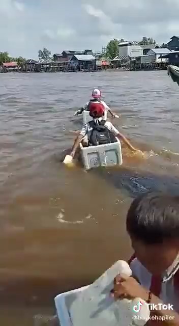 นักเรียนข้ามแม่น้ำด้วยกล่องโฟม