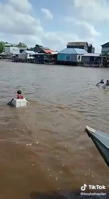 นักเรียนข้ามแม่น้ำด้วยกล่องโฟม