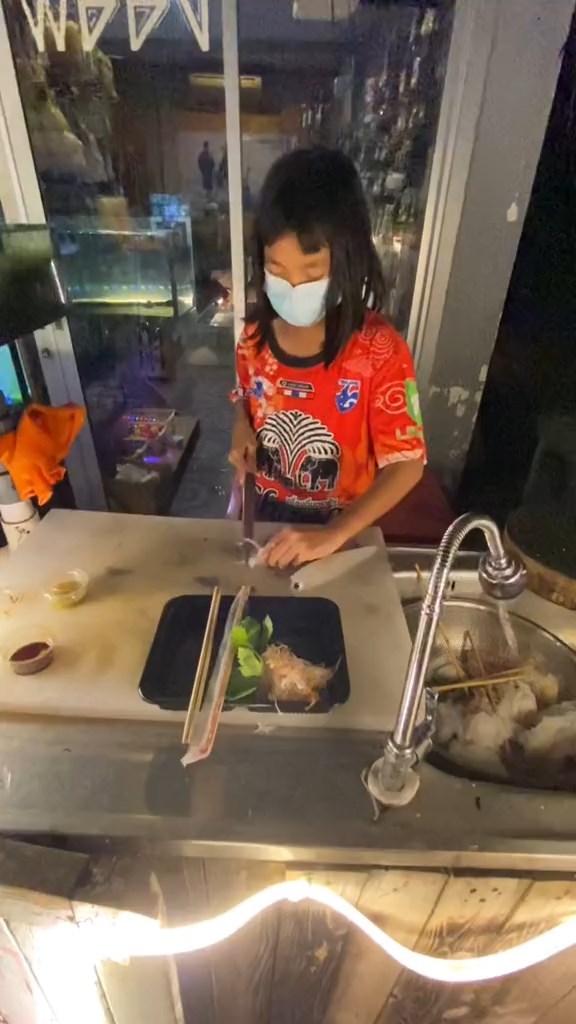 เด็กหญิงช่วยพ่อร้านหมึกสด