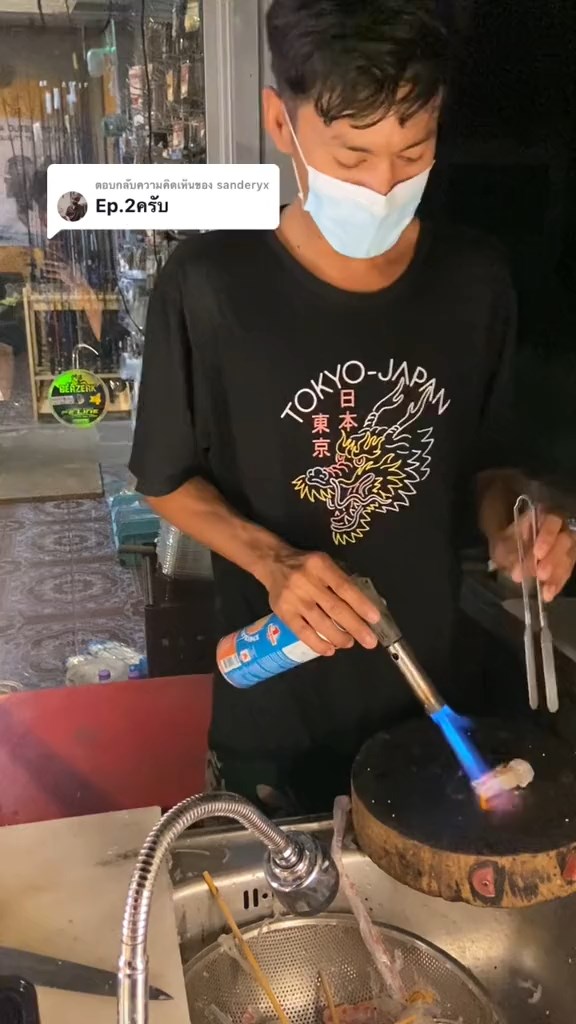 เด็กหญิงช่วยพ่อร้านหมึกสด