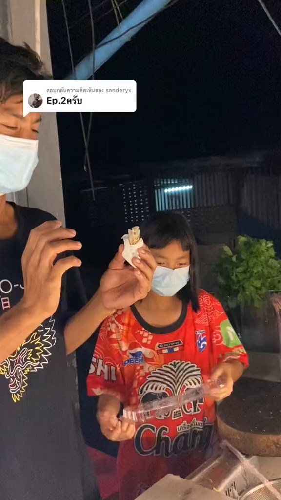 เด็กหญิงช่วยพ่อร้านหมึกสด