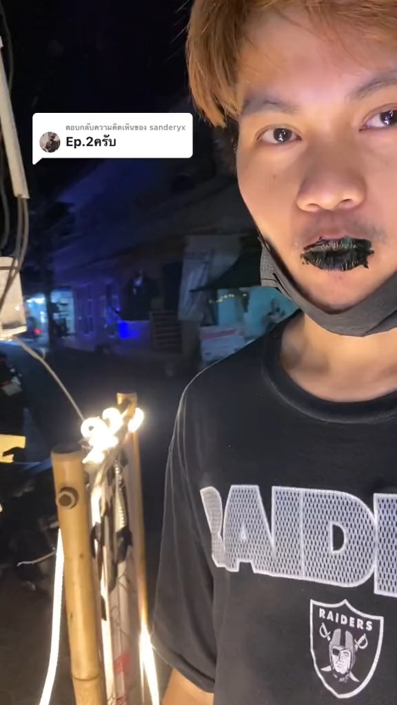 เด็กหญิงช่วยพ่อร้านหมึกสด