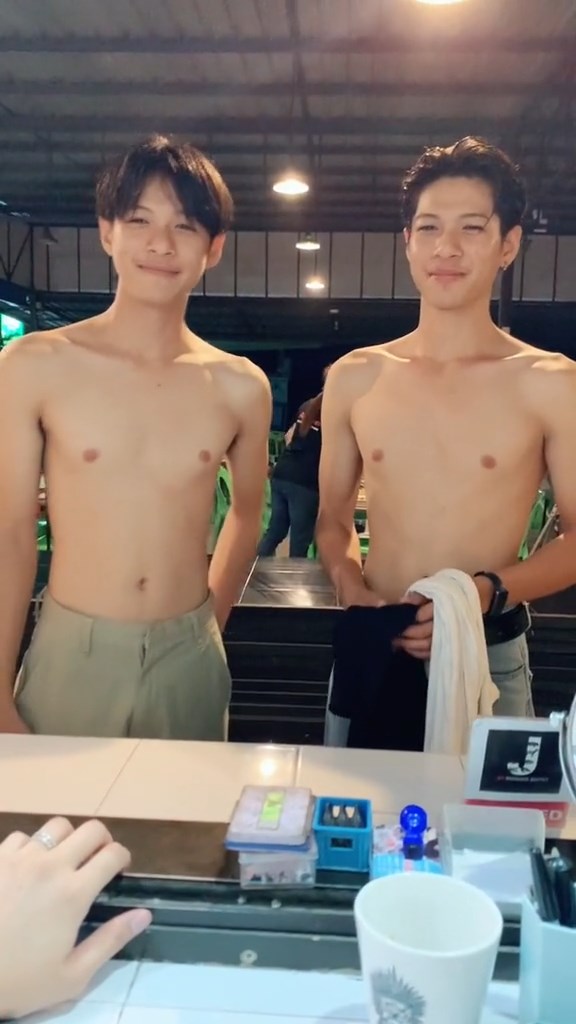 พนักงานหมูกระทะหล่อ