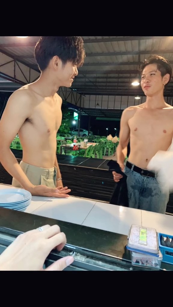 พนักงานหมูกระทะหล่อ