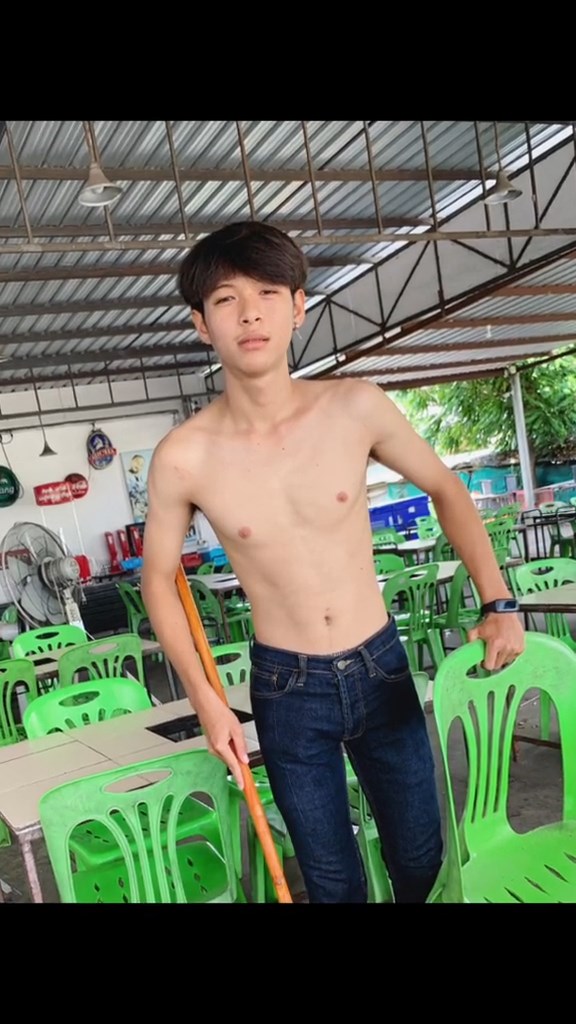 พนักงานหมูกระทะหล่อ