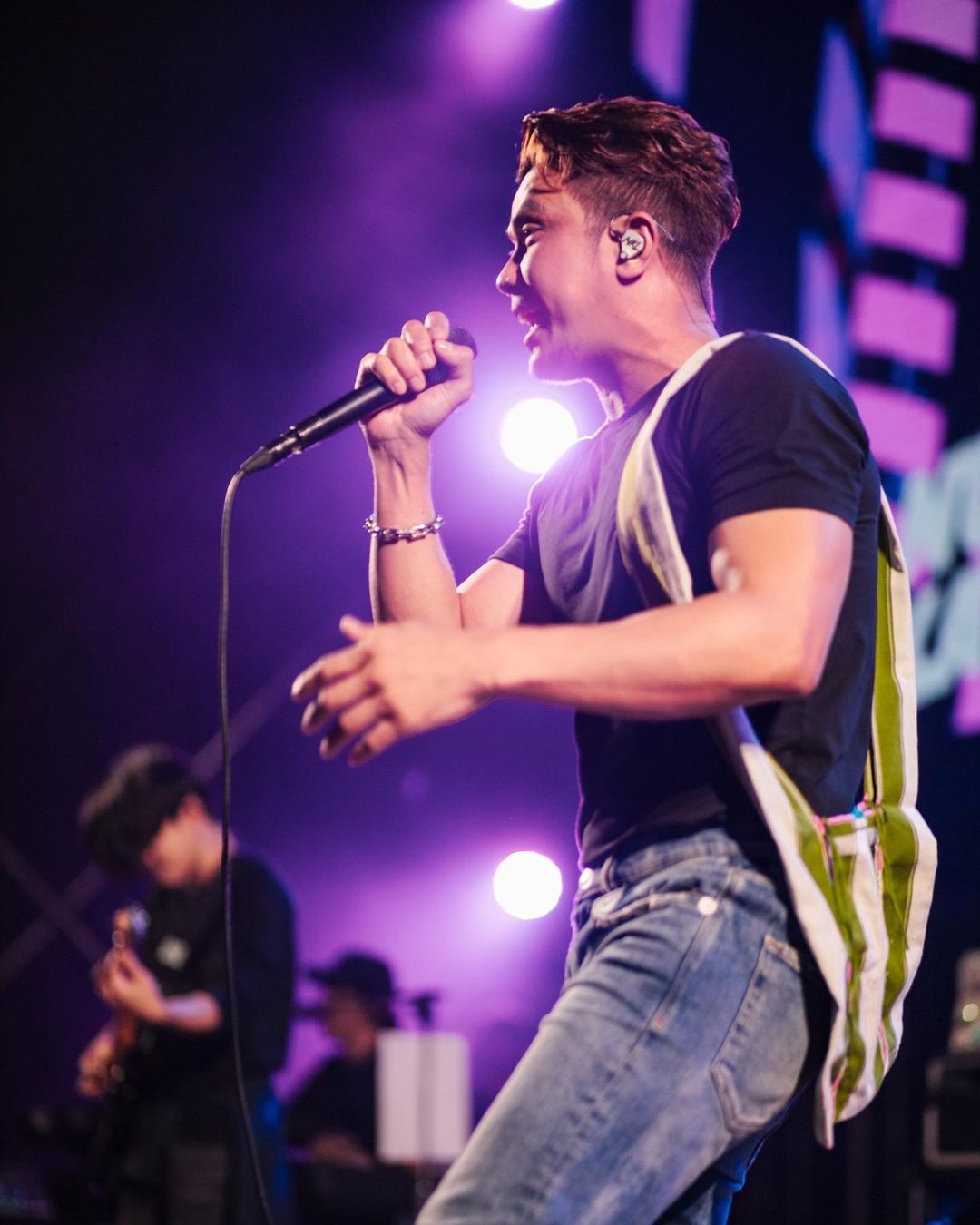 หนุ่ม กะลา