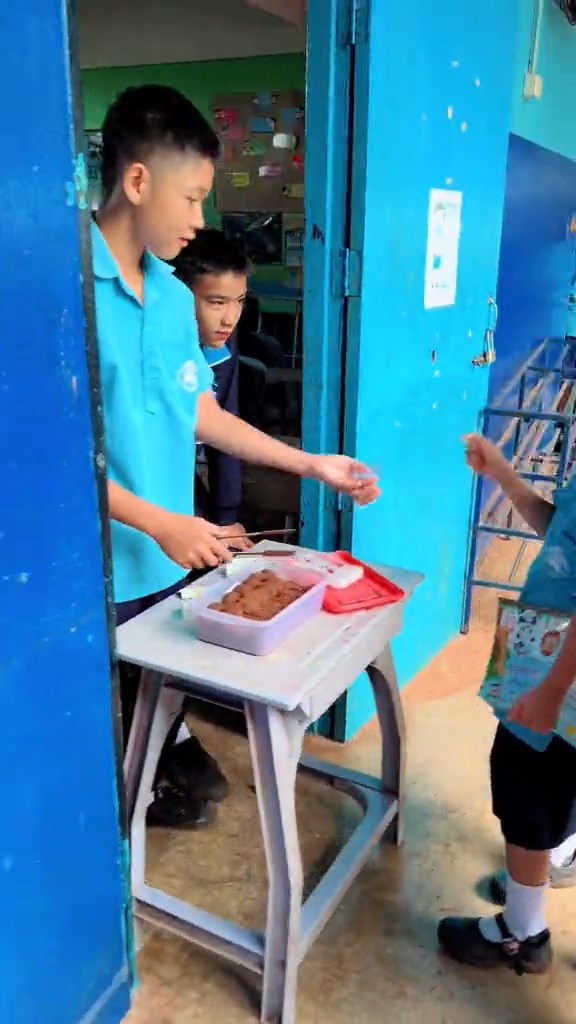 ขายขนมในโรงเรียน