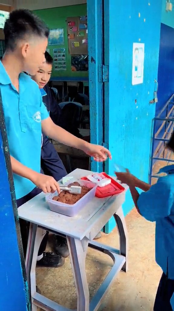 ขายขนมในโรงเรียน