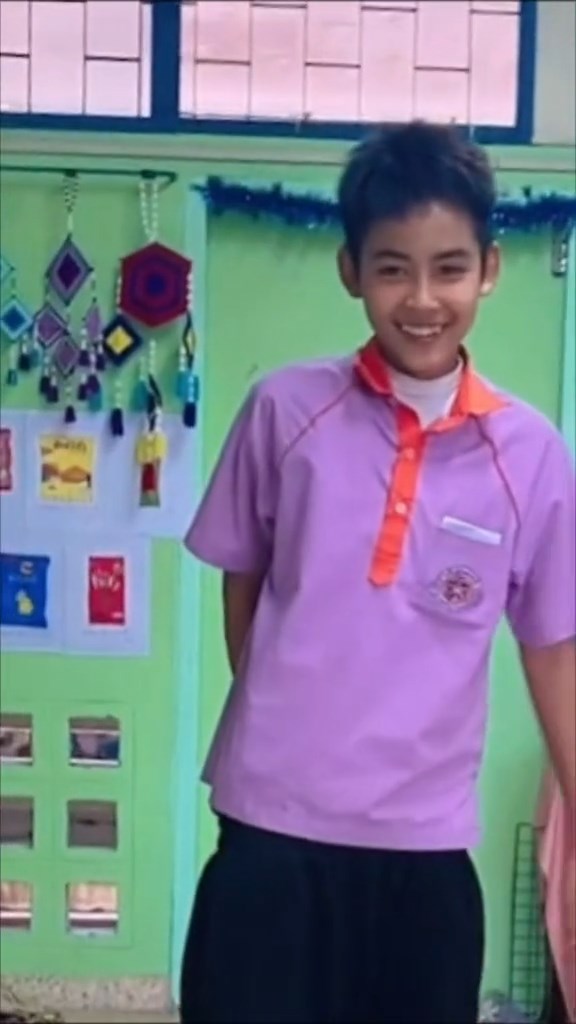 นักเรียนใส่เสื้อคอฟิต