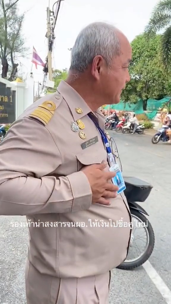 ผอ. ซื้อรองเท้าคู่ใหม่ให้นักเรียน