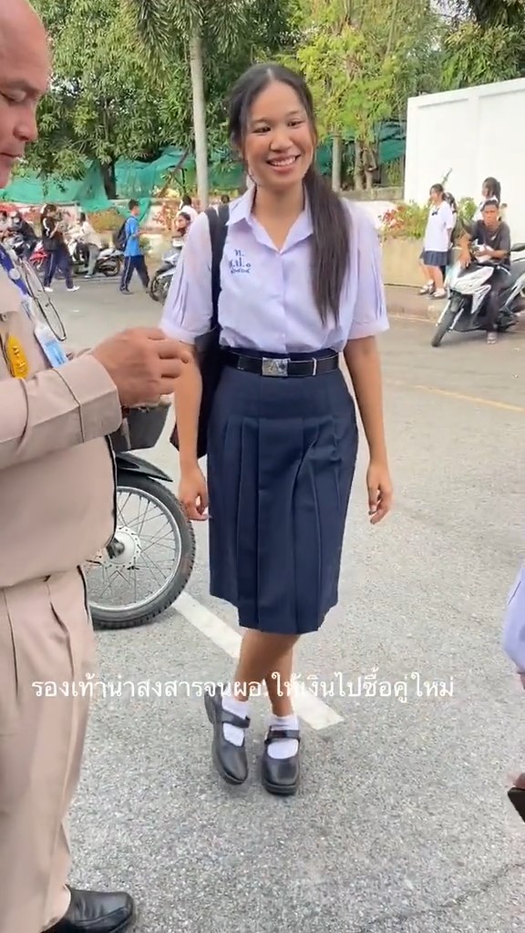 ผอ. ซื้อรองเท้าคู่ใหม่ให้นักเรียน