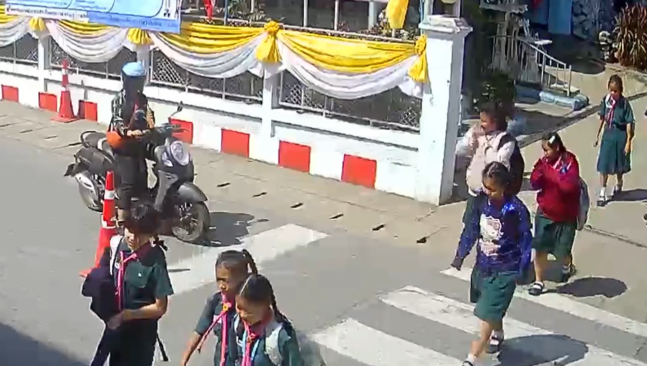 นักเรียนข้ามทางม้าลาย