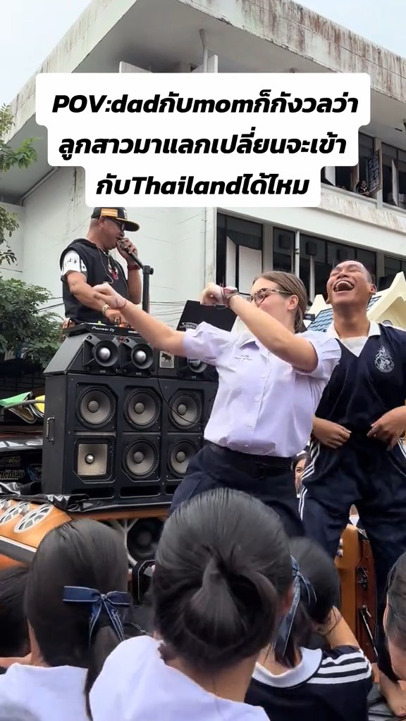 นักเรียนฝรั่งเต้นเพลงไทย