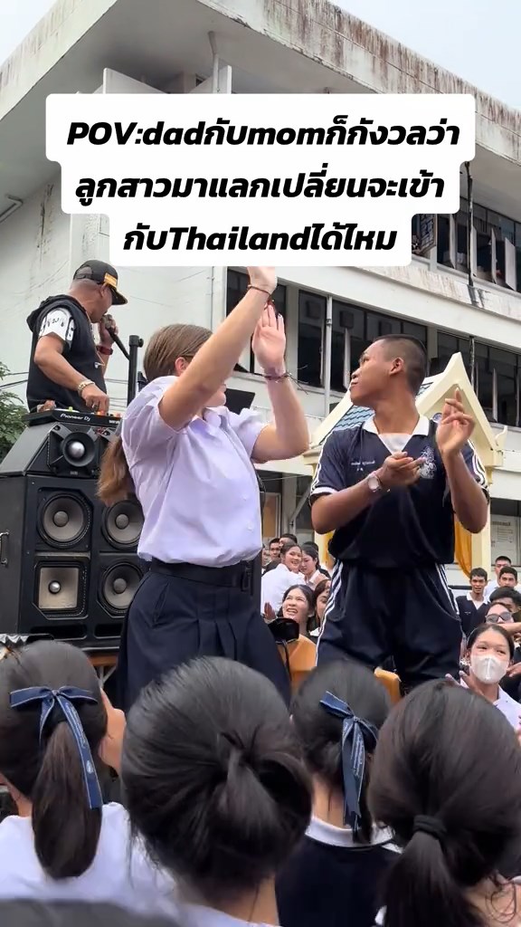 นักเรียนฝรั่งเต้นเพลงไทย