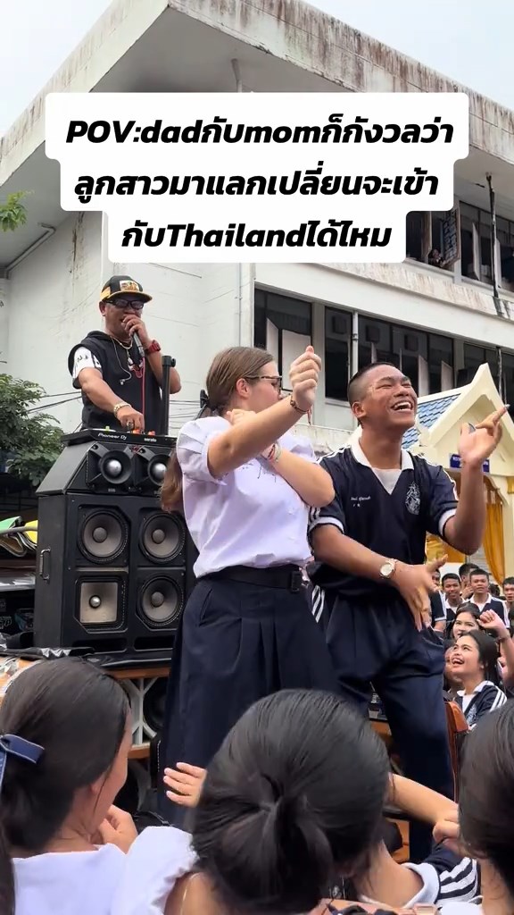 นักเรียนฝรั่งเต้นเพลงไทย