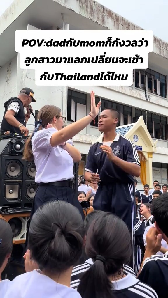 นักเรียนฝรั่งเต้นเพลงไทย