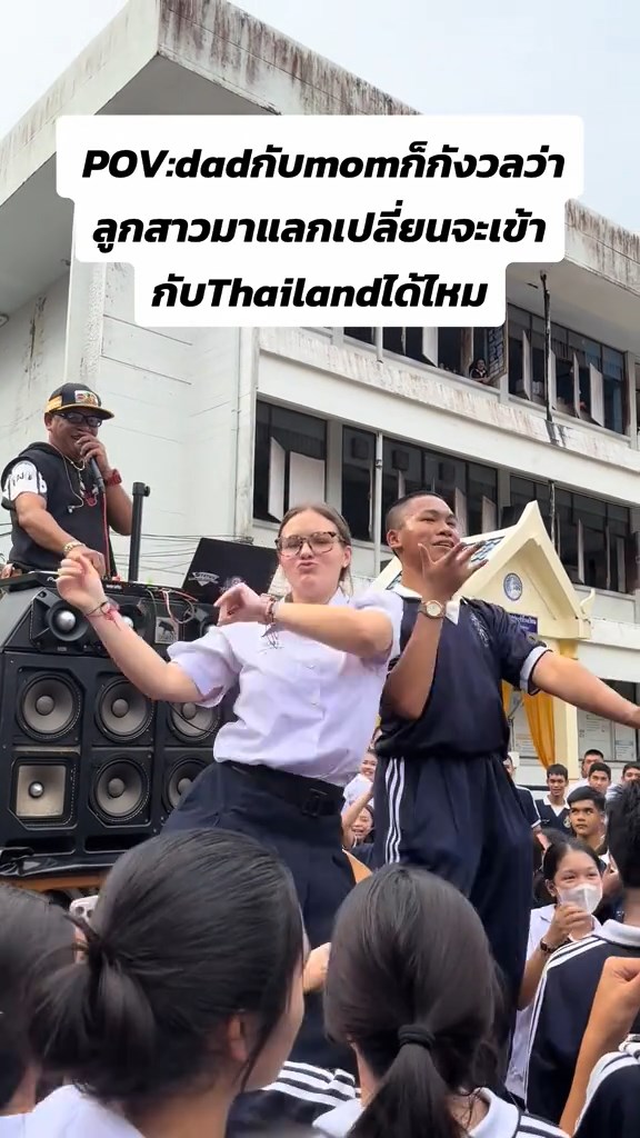 นักเรียนฝรั่งเต้นเพลงไทย