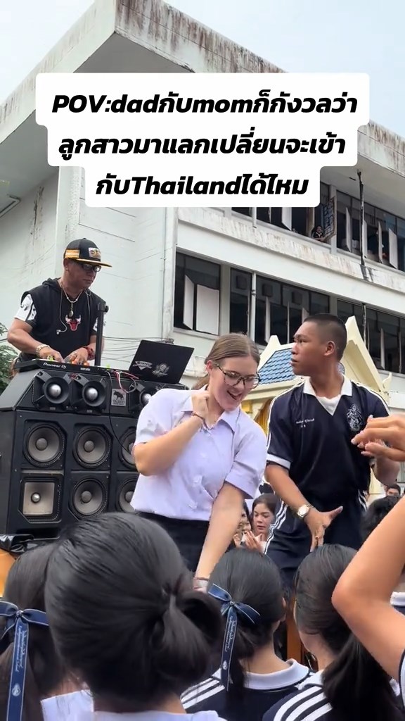 นักเรียนฝรั่งเต้นเพลงไทย