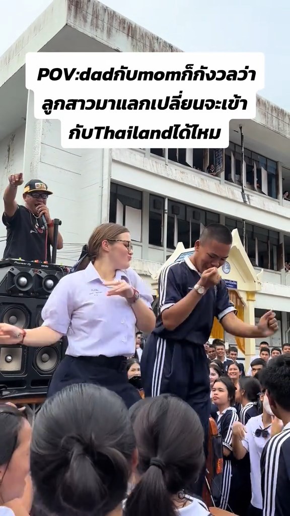 นักเรียนฝรั่งเต้นเพลงไทย