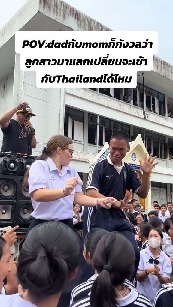 นักเรียนฝรั่งเต้นเพลงไทย