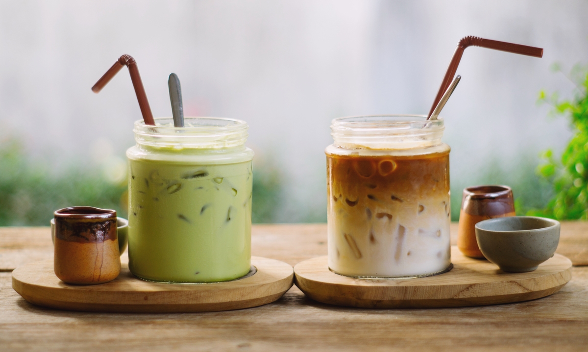 ภาพกาแฟ vs ชาเขียว อยากได้คาเฟอีน ดื่มอะไรดีต่อสุขภาพมากกว่า