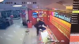 นาทีบุกเดี่ยวทุบตู้กระจกร้าน ชิงทองกลางห้างเมืองสุพรรณฯ กว่า 80 บาท