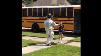 ชาวเน็ตยกเป็น "พี่ชายแห่งปี" แต่งชุดไม่ซ้ำ รับน้องกลับจากโรงเรียน