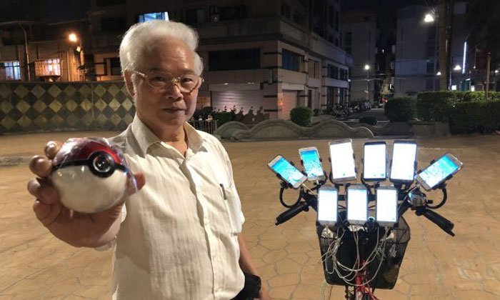 ปู่พาวเวอร์อัพ! ปู่วัย 70 ใช้มือถือ 21 เครื่องพร้อมกันเพื่อจับ Pokemon GO