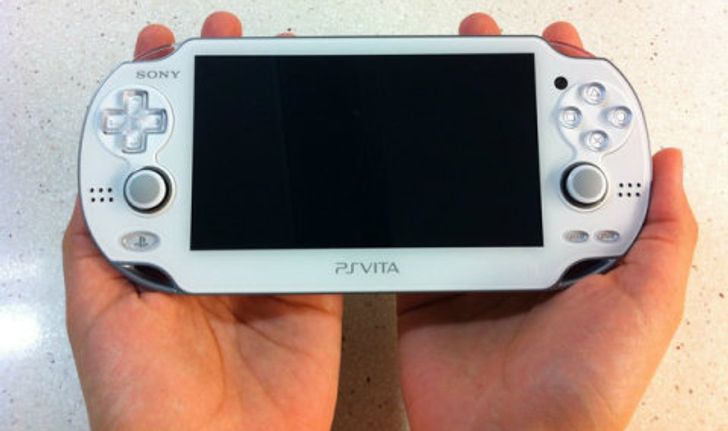 PS Vita 2000 รุ่นใหม่เบาบางลง