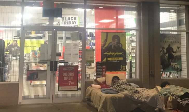 เกมเมอร์ชาวอเมริกันลงทุนนอนเฝ้าหน้าร้าน GameStop เพื่อซื้อ PS5 ในช่วง Black Friday