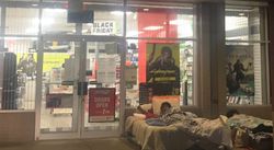 เกมเมอร์ชาวอเมริกันลงทุนนอนเฝ้าหน้าร้าน GameStop เพื่อซื้อ PS5 ในช่วง Black Friday