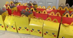 พนักงาน McDonald ถูกตำรวจรวบ หลังขโมยการ์ด Pokemon Happy Meal กว่า 200 ใบ