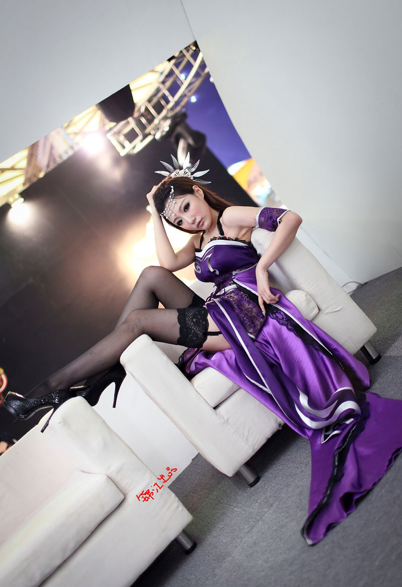 สาวคอสเพลย์ในชุดม่วงสุดแสนเซ็กซี่