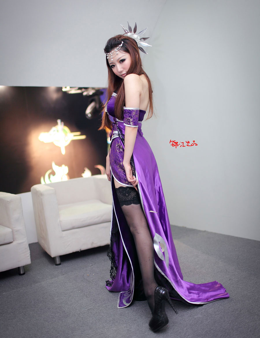 สาวคอสเพลย์ในชุดม่วงสุดแสนเซ็กซี่